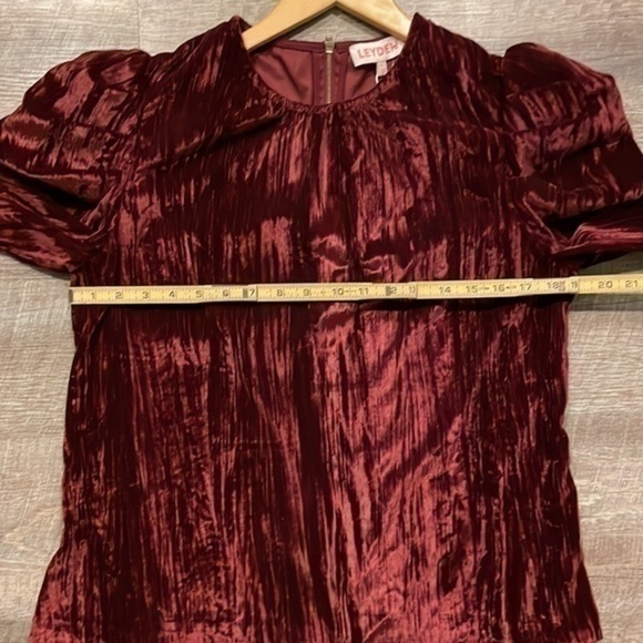 Leyden dark red/maroon crushed velvet poof short sleeve top size Large - Picture 4 of 7